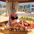 Paola Ferrari, vacanze a Dubai: in bikini nero tra la frutta... FOTO