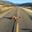 Magdalena Wosinska star di Instagram: si fotografa nuda in giro per il mondo 05