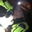 YOUTUBE Rigopiano, video del momento in cui i vigili del fuoco salvano i cuccioli di Nuvola e Lupo
