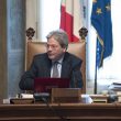 YOUTUBE Paolo Gentiloni torna a lavoro: in Cdm tra gli abbracci dei ministri04