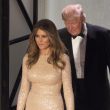 YOUTUBE Melania Trump in oro ruba la scena al gala a Washington FOTO