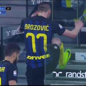 Tegola per l'Inter: frattura al dito del piede per Brozovic