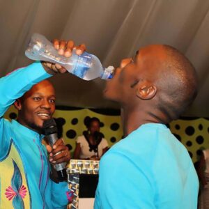 Predicatore sudafricano costringe fedeli a bere veleno per topi5