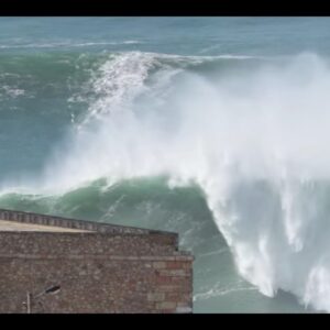 YOUTUBE Surf, Steudtner doma l'onda di Nazaré: che impresa