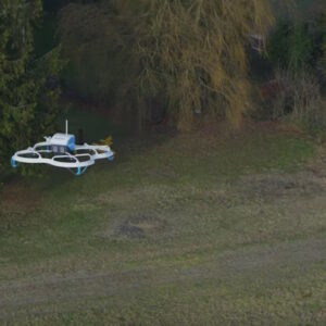 YOUTUBE Amazon consegna i pacchi dal cielo con un drone e un paracadute