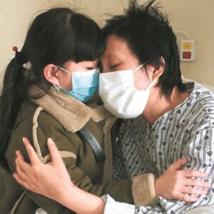 Cina, bambina di 8 anni donatrice per la sua mamma. Senza nemmeno l'anestesia
