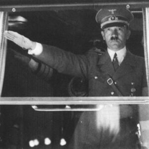 Sosia di Adolf Hitler arrestato in Austria: vicino alla casa natale del Fuhrer coi baffetti