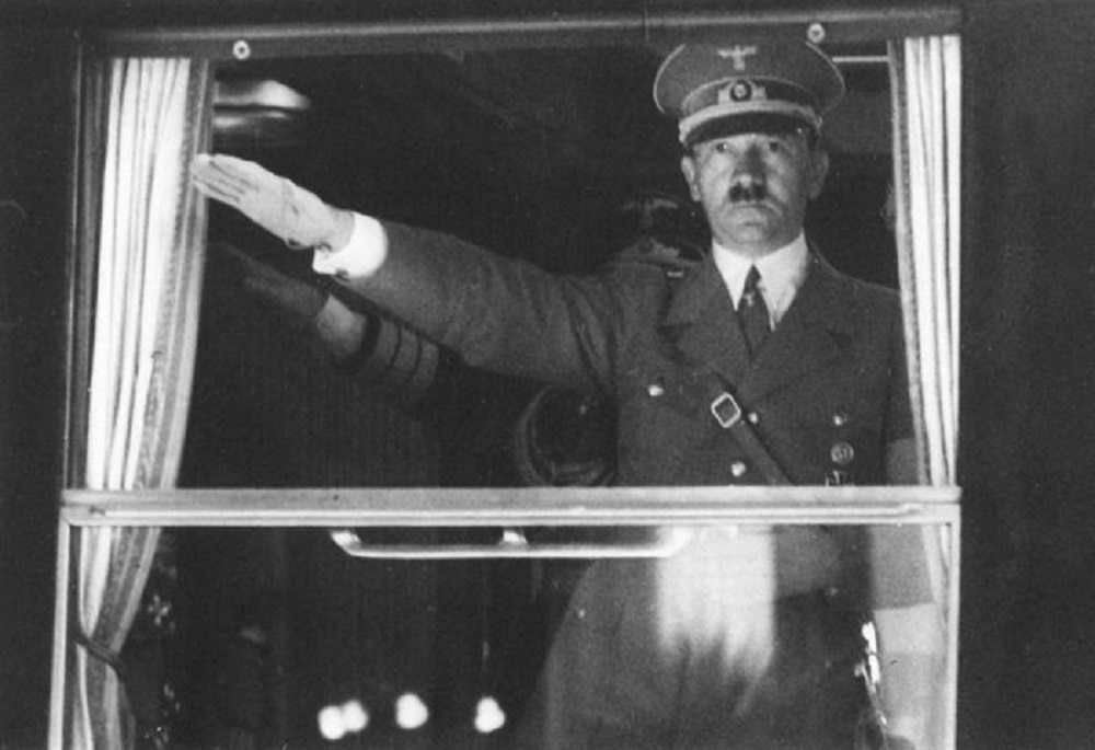 Sosia di Adolf Hitler arrestato in Austria: vicino alla casa natale del Fuhrer coi baffetti