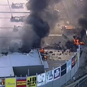 YOUTUBE Melbourne, aereo si schianta su centro commerciale: cinque morti