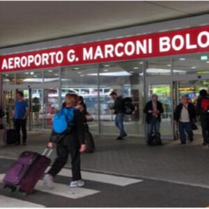 Aeroporto Bologna, Jet privato fuori pista: scalo chiuso per ore riaperto nella notte