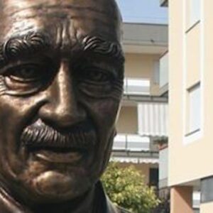 Rimosso il busto di Giorgio Almirante: rivolta contro il sindaco