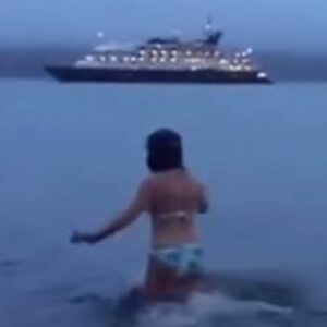 YOUTUBE Bikini in Antartide: si immerge nell'acqua a meno 29° per festeggiare...