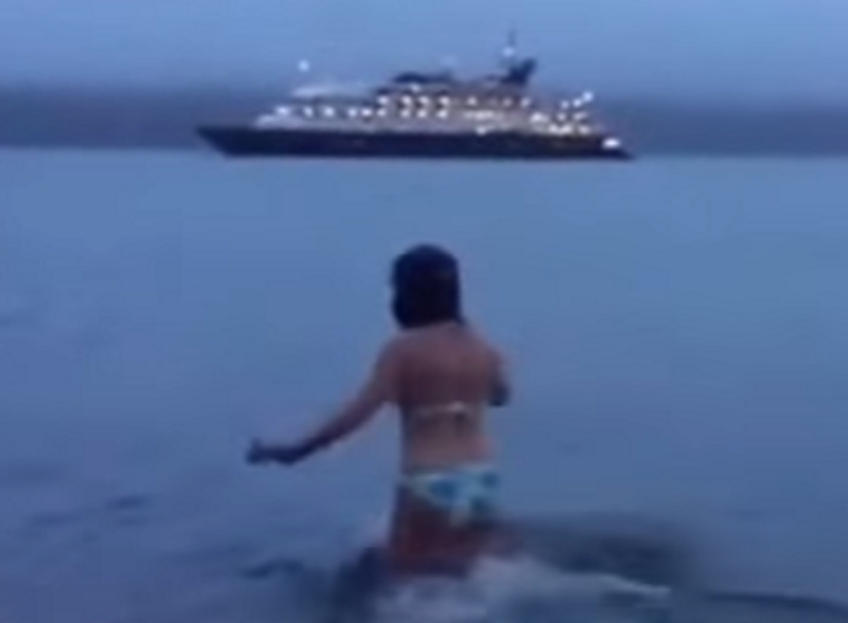 YOUTUBE Bikini in Antartide: si immerge nell'acqua a meno 29° per festeggiare...