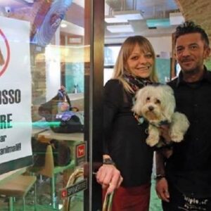 Monza, bar vieta ingresso a chi indossa pellicce: titolare accusata di discriminazione