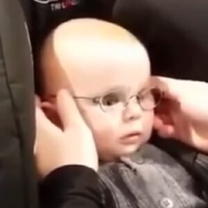 Emil, il bimbo di 4 mesi che mette per la prima volta gli occhiali
