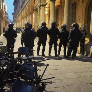 Bologna, nuovi scontri tra studenti e forze dell'ordine