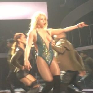 Britney Spears, la tutina va giù sul palco e...