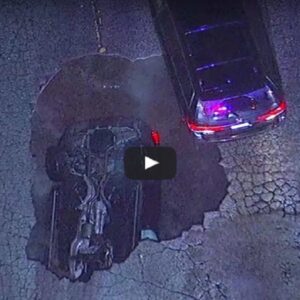 California,si apre una voragine e due auto vengono inghiottite dall'asfalto