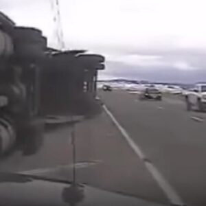 Camion in transito si ribalta su auto: colpa del vento