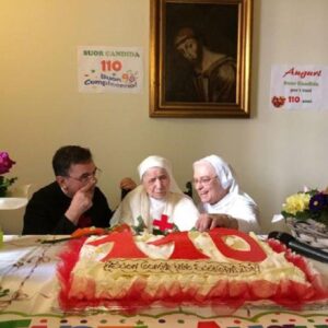 Suor Candida Bellotti da record: compie 110 anni, ha visto 10 Papi02