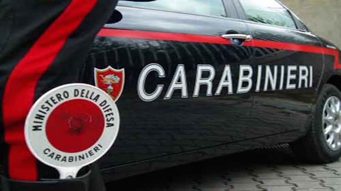 Minaccia la moglie con le forbici: la figlia di 12 anni chiama i carabinieri