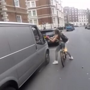 YOUTUBE Furgone taglia la strada alla ciclista, lei si vendica così