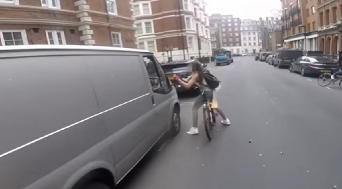 YOUTUBE Furgone taglia la strada alla ciclista, lei si vendica così
