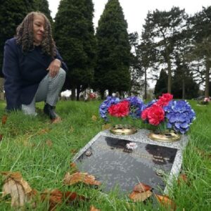 Cerca la tomba di sua figlia: solo dopo 40 anni scopre che era sepolta vicino casa