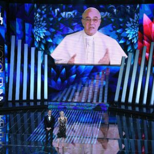 Maurizio Crozza fa Papa Francesco a Sanremo. Poi la battuta su Berlusconi e Rocco Siffredi