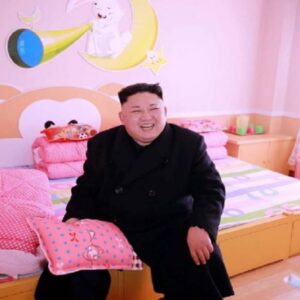 Kim Jong-un visita orfanatrofio FOTO tra i cuscini rosa delle stanze66