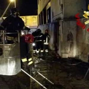 Firenze, incendio in palazzo occupato: in 10 si salvano fuggendo sul tetto