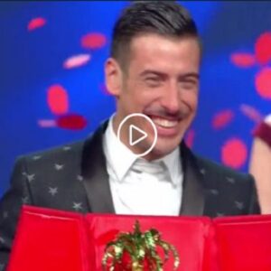 Sanremo: Francesco Gabbani piange e poi si inginocchia davanti a Fiorella Mannoia VIDEO