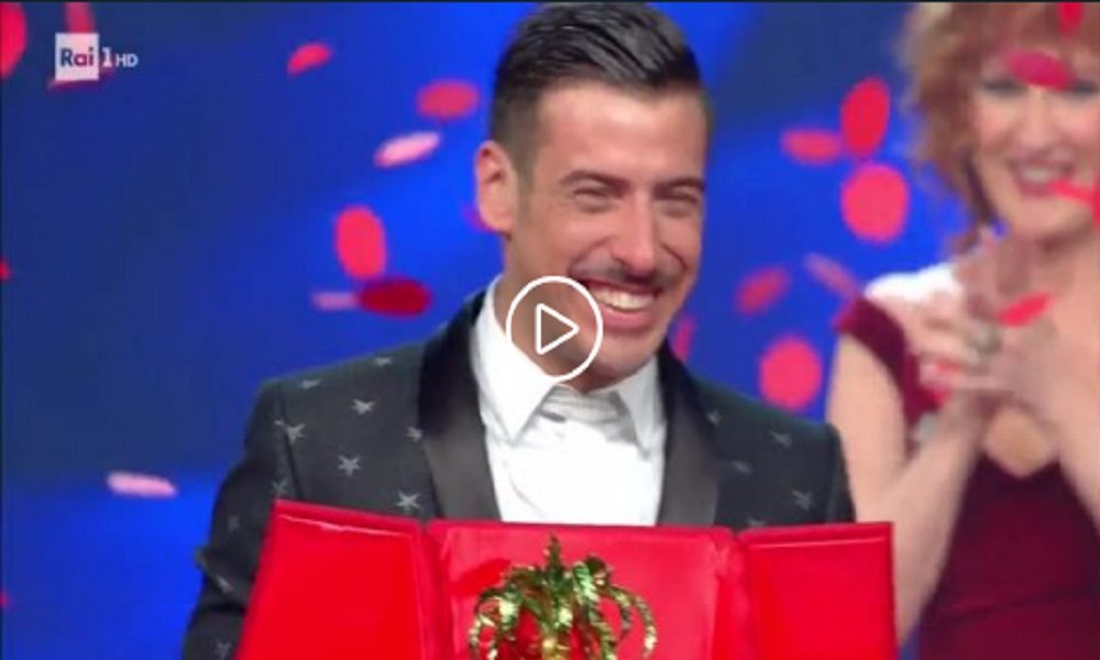Sanremo: Francesco Gabbani piange e poi si inginocchia davanti a Fiorella Mannoia VIDEO