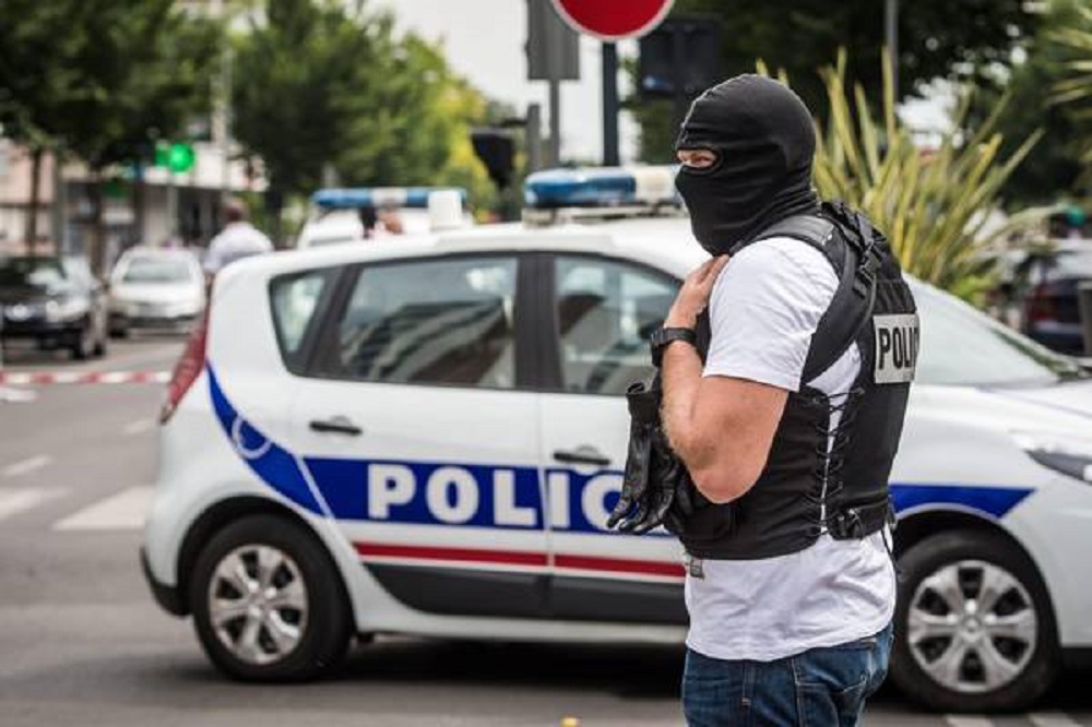 Police search in Agenteuil