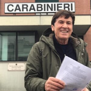 Gianni Morandi, selfie davanti ai carabinieri: "Il portafoglio..." FOTO