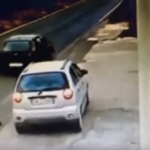 YOUTUBE Rapina choc a Giugliano: le rubano l’auto e la trascinano per metri