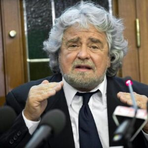Beppe Grillo, piccolo intervento riuscito: slitta incontro con parlamentari M5S