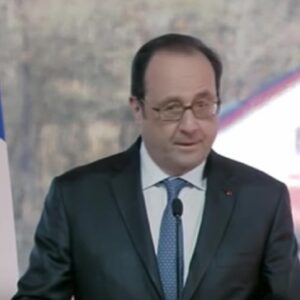 Hollande parla, tiratore scelto inciampa e spara ferendo due persone