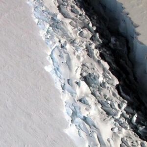 Mega iceberg si stacca dall'Antartide: largo come la Liguria, frattura si allarga