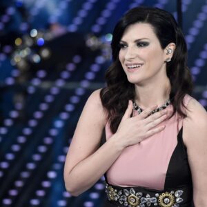 Laura Pausini, tweet a Paola Cortellesi. Stoccata ai cantanti di Sanremo ma...