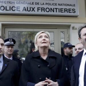 Marine Le Pen attacca l'Italia a Ventimiglia: "Non difendete i vostri confini"