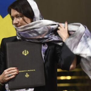 Svezia: "femministe" al governo contro Trump, ma con il velo in visita a Teheran