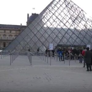 YOUTUBE Louvre, Parigi: sirena allarme suona dopo la sparatoria