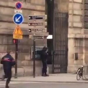 YOUTUBE Parigi, soldato spara a uomo armato di machete al Louvre