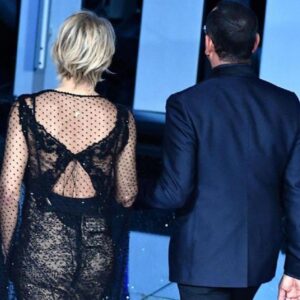 Maria De Filippi al Festival di Sanremo con abito trasparente. Si gira e...FOTO