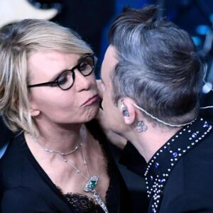Robbie Williams bacia Maria a Sanremo e su Twitter è subito ironia06