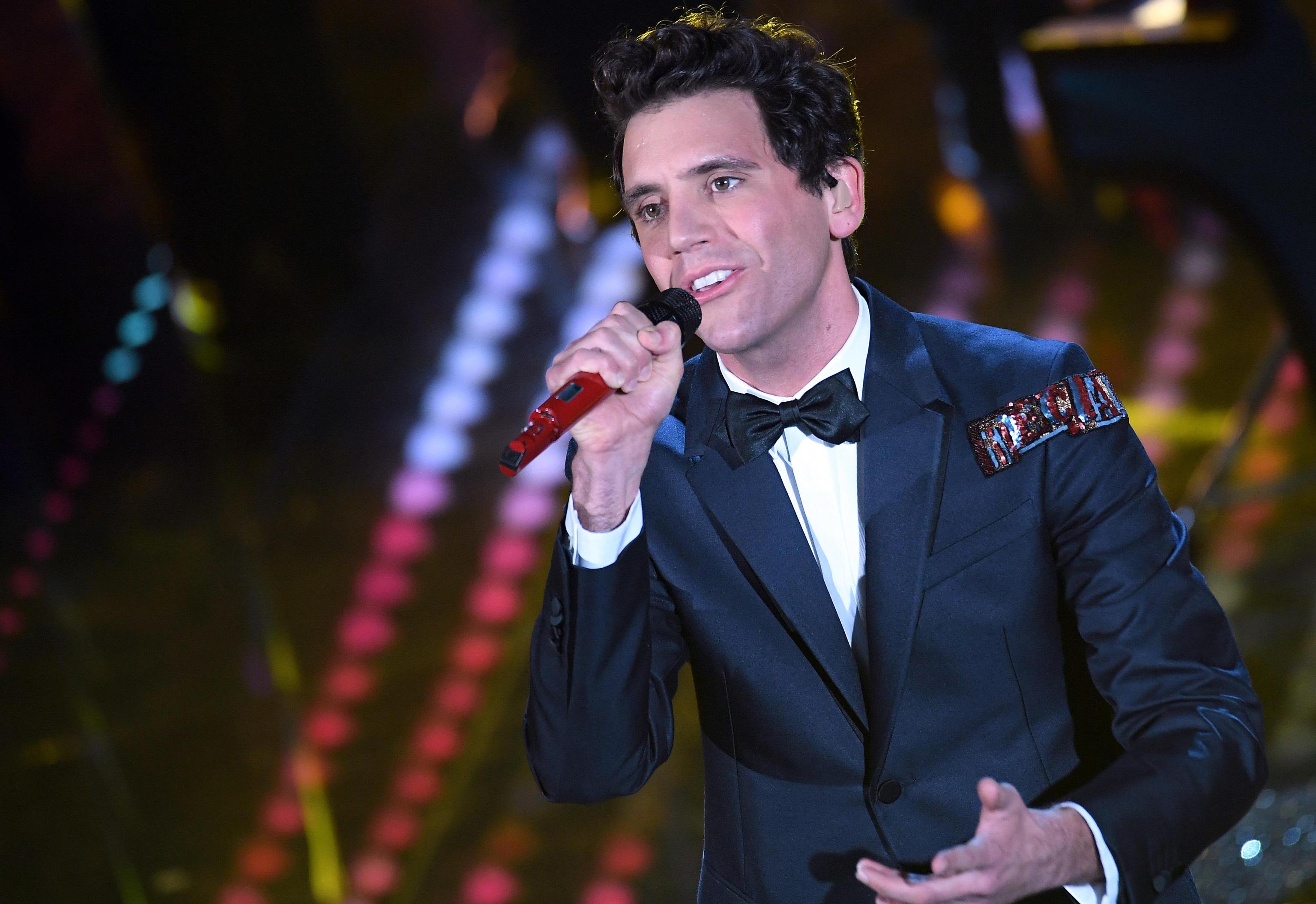 Mika canta al Festival di Sanremo. Ma il microfono...VIDEO