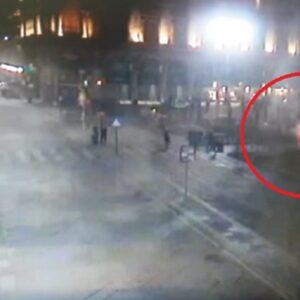 Milano, vandali filmati mentre bruciano palme in piazza Duomo