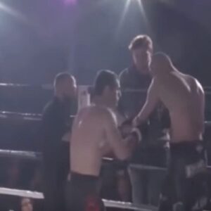 MMA: prima gli rimette a posto la spalla, poi lo manda KO