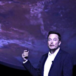 Space X, Elon Musk annuncia: "Nel 2018 i primi 2 turisti sulla Luna"